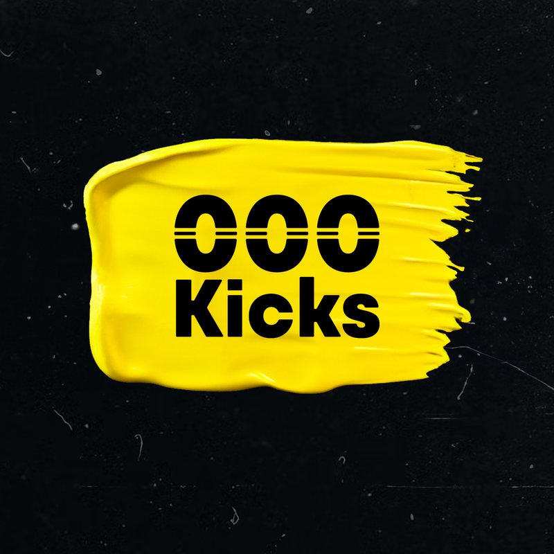 Το λογότυπο του 000Kicks σε δύο γραμμές πάνω σε κίτρινη πινελιά